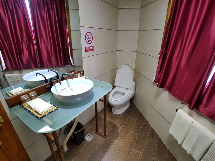 Bathroom 5, Yangshuo Li River Gallery Lodge, Guilin