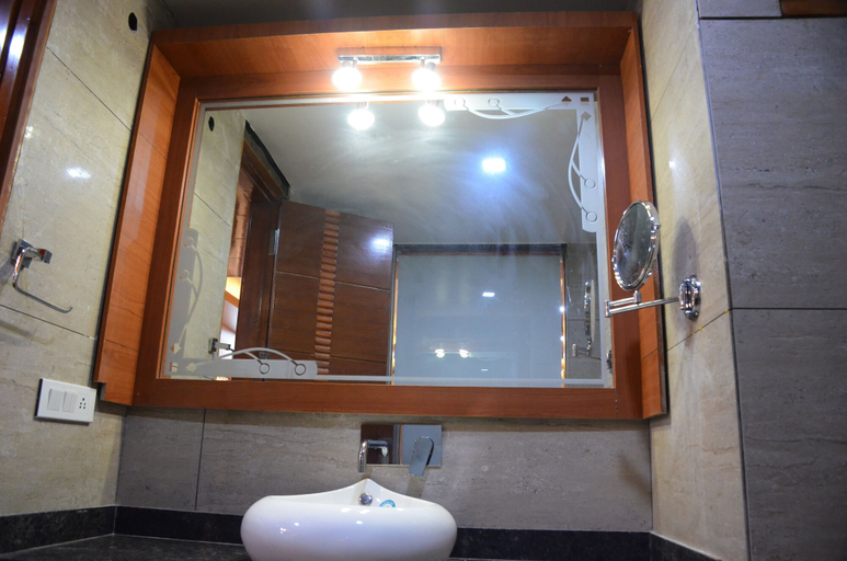 Bathroom 3, HOTEL PLATINUM PALACE NEAR MEDANTA HOSPITAL SECTOR 38, Gurgaon