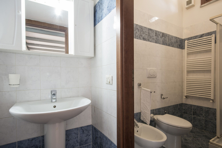 Bathroom 2, JOIVY Blue Terraced House, Pisa