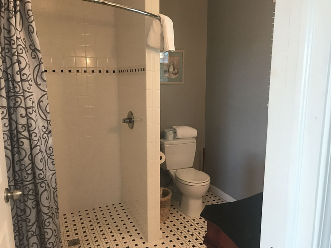 Bathroom 3, Lookout Cottages, Carroll