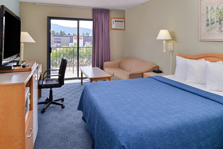 Bedroom 4, Canadas Best Value Inn & Suites Castlegar, Central Kootenay