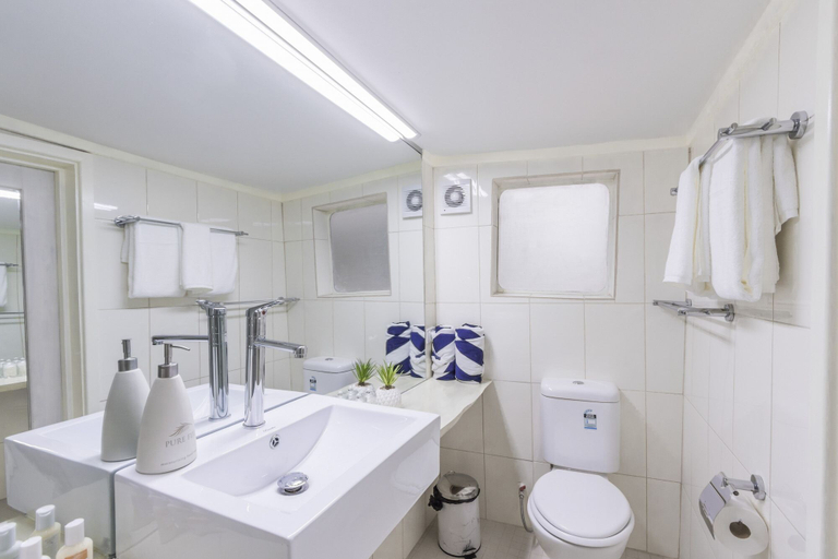 Bathroom 5, Savasi Island Resort, Cakaudrove