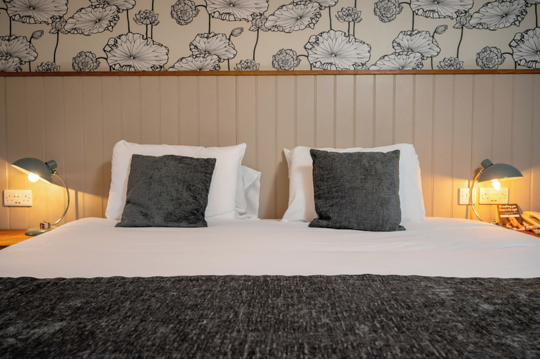 Bedroom 3, The Cedars Inn by Greene King Inns, Devon