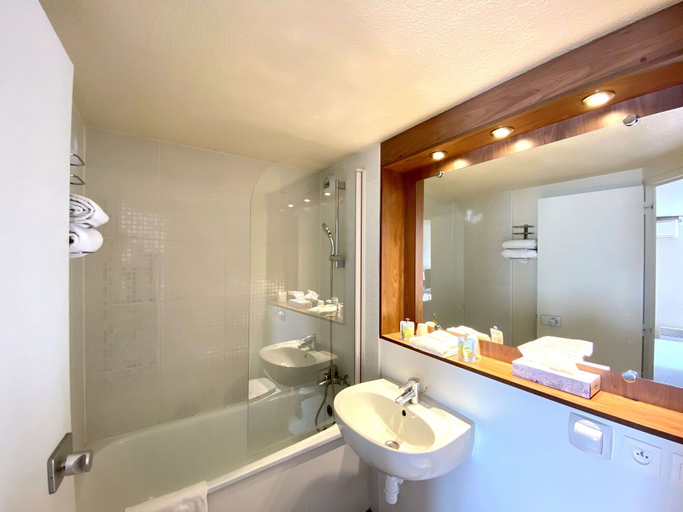 Bathroom 5, Kyriad Montargis - Amily, Loiret
