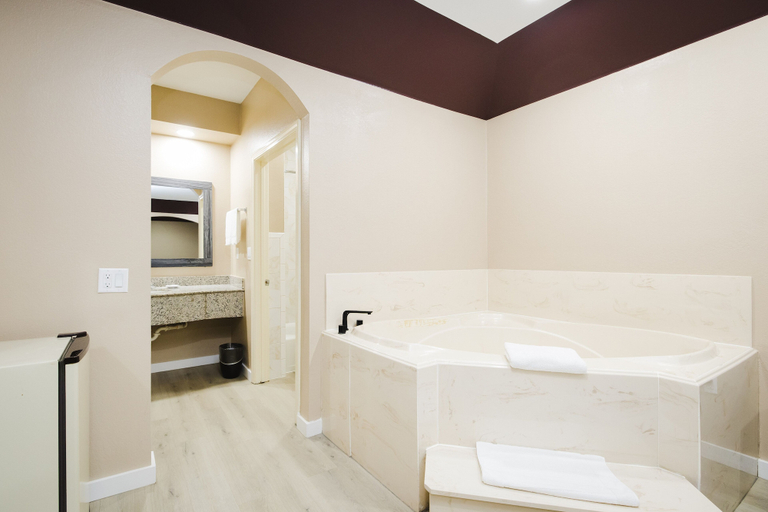Bathroom 4, Sapphire Inn & Suites, Houston