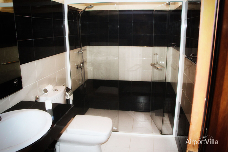 Bathroom 3, Airport Villa, Katana