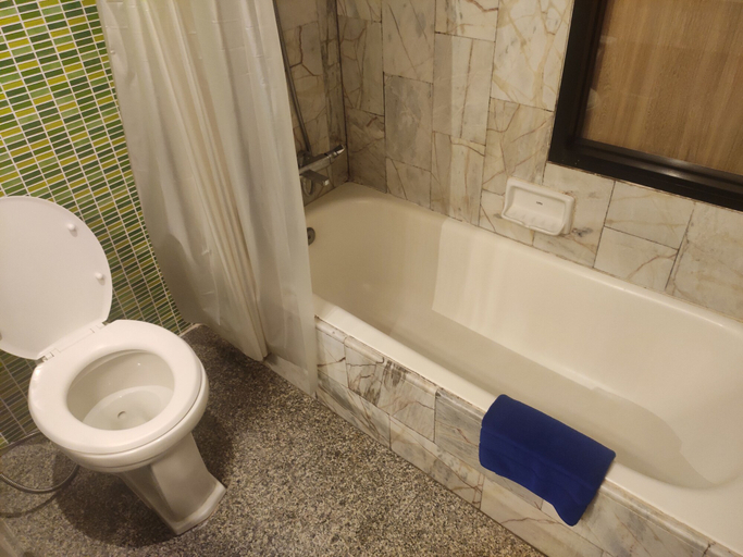 Bathroom 3, Hotel Stern Pattaya, Pattaya