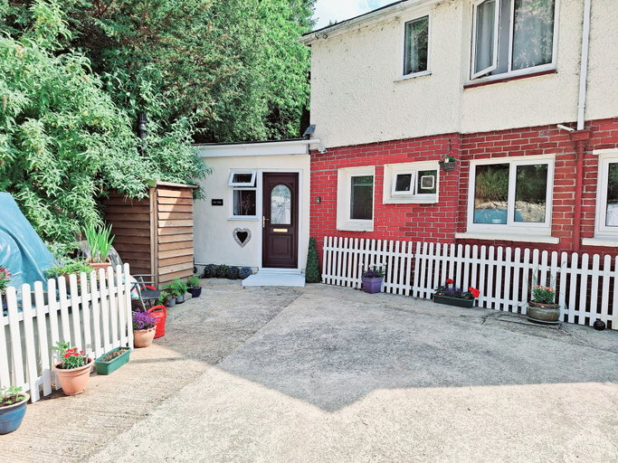 Exterior & Views, Luxurious Entire Studio in Axminster Suitable for, Devon