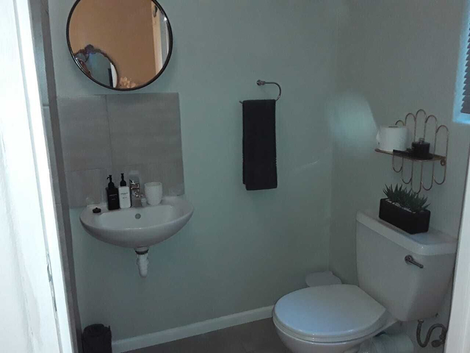 Bathroom 4, Dellville Country House, Pixley ka Seme