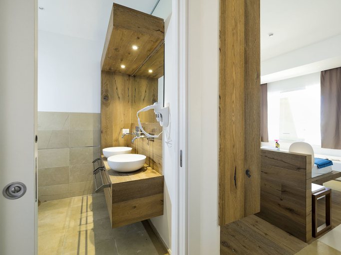 Bathroom 5, White Bay Resort, Syracuse