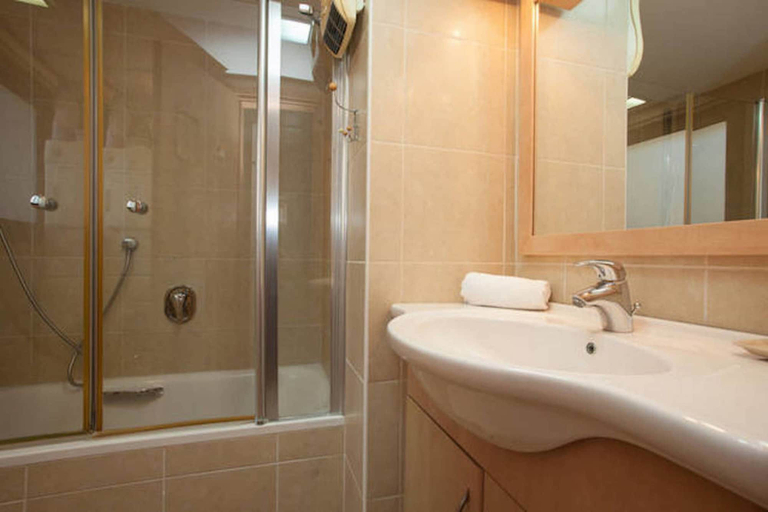 Bathroom 4, Cosy 1BR near Beach by FeelHome
