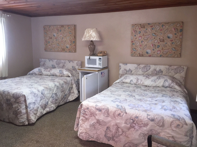 Bedroom 3, Captain's Cove Motel, Brunswick