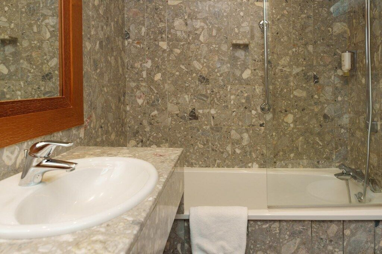 Bathroom 5, Plaza Hotel Capitole Toulouse, Haute-Garonne