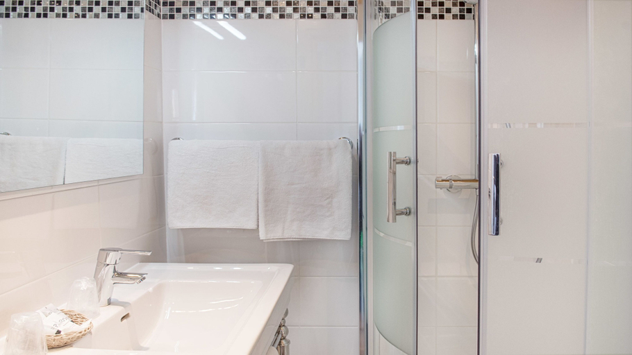 Bathroom 4, Hotel De Venise, Paris