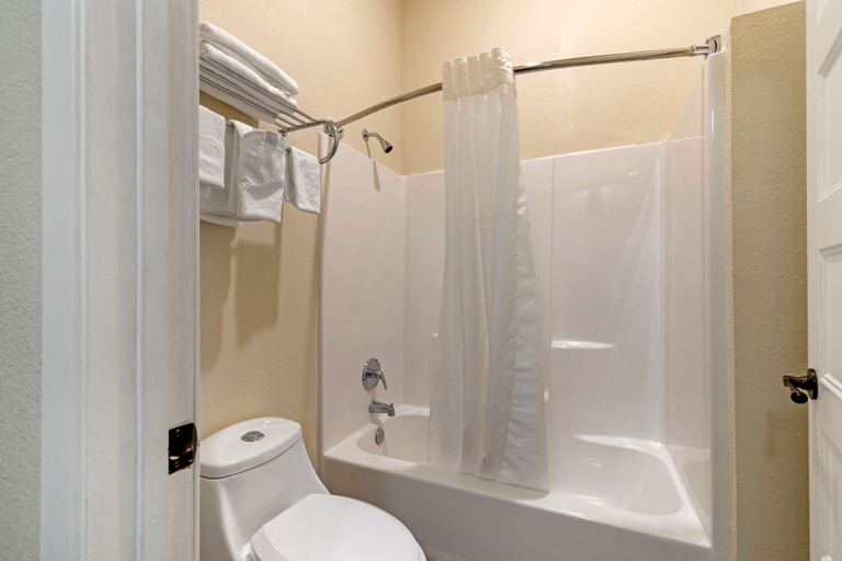 Bathroom 4, Quality Inn & Suites Elgin, Bastrop