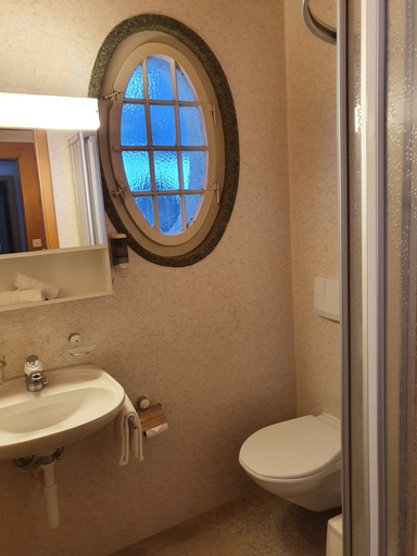 Bathroom 4, Hotel Baeren, Frutigen