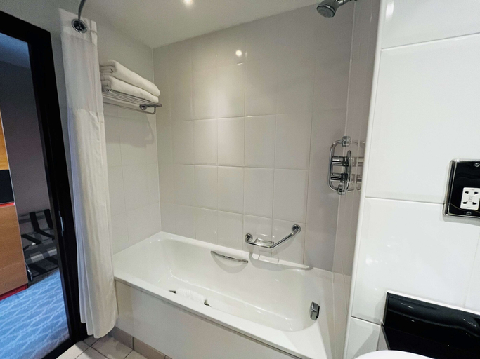 Bathroom 4, Hilton East Midlands Airport, Leicestershire
