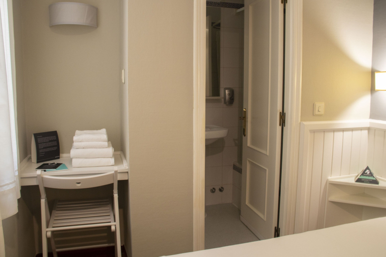 Bathroom 4, Alda Miramar Rooms, Asturias