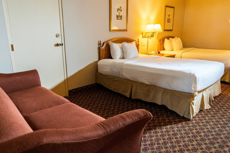 Bedroom 3, Ramada Convention Centr by Wyndham Topeka Downtown, Shawnee