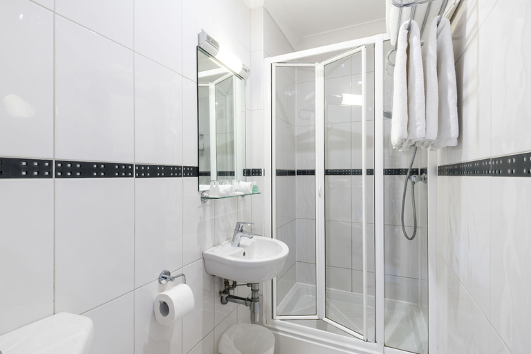 Bathroom 4, London House Hotel, London