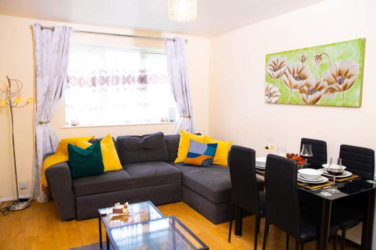 Others 5, Inviting 1-bed Apartment in London, Near Hotsput, London