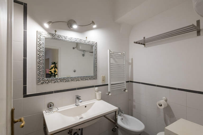 Bathroom 4, Banchi Apartments - Castel Sant'Angelo, Rome