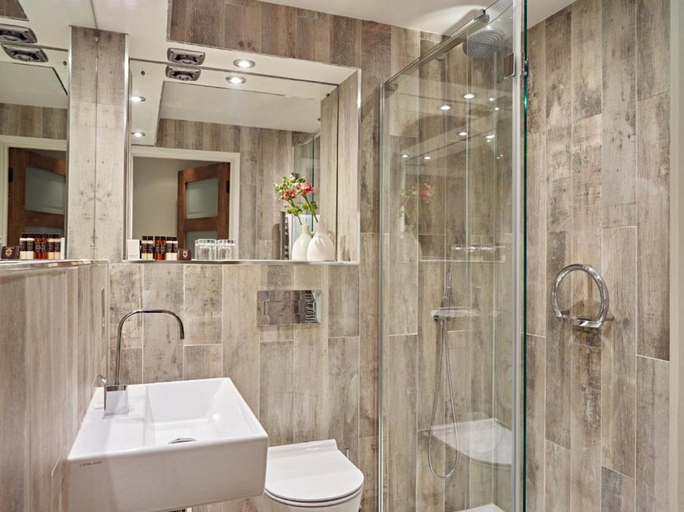 Bathroom 5, Cotswold Grange, Gloucestershire