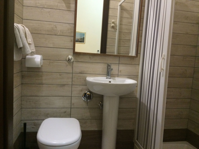Bathroom 3, Vittorio Veneto, Napoli