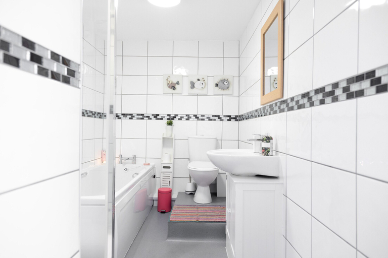 Bathroom, 6 Bedroom City Centre Townhouse, Kent