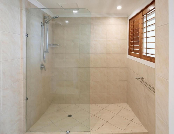 Bathroom 3, Pelican Sands Beach Resort, Gold Coast