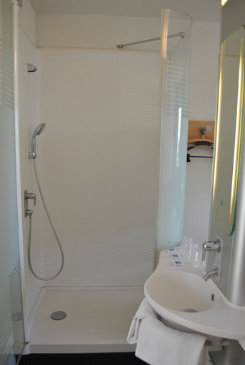 Bathroom 5, ibis budget Loriol le Pouzin, Ardèche