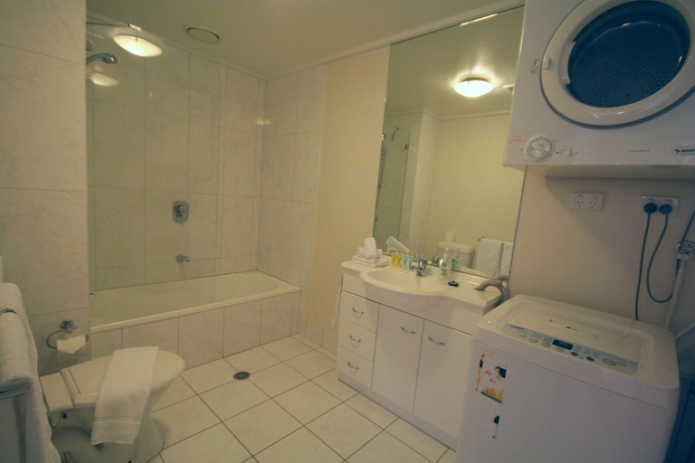 Bathroom 4, Melbourne Stays - City Point Suite, Melbourne