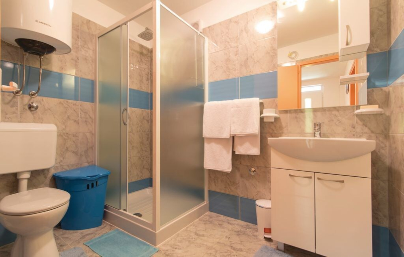 Bathroom, Apartment 758, Pula