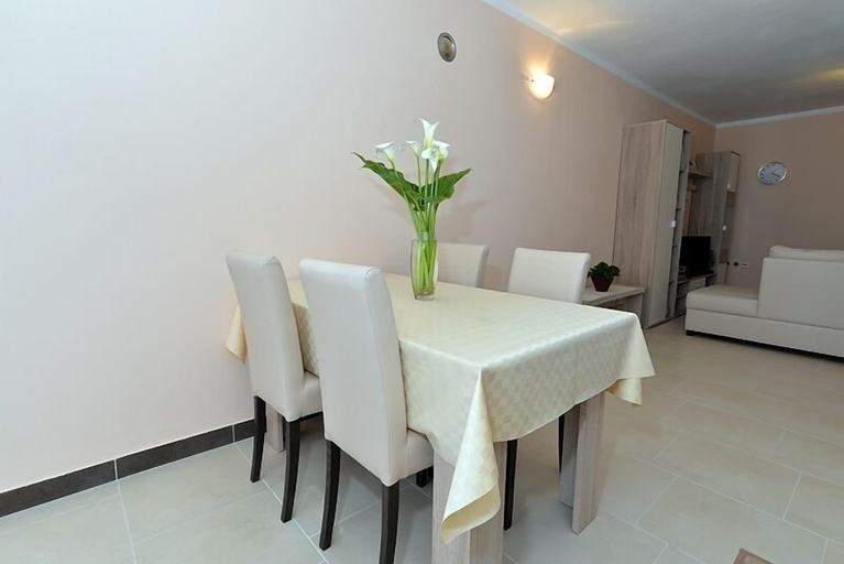 Others 4, Apartment 640, Pula