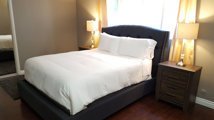 Bedroom, Fully Renovated 1 min. to Melrose Ave., Los Angeles