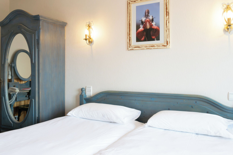 Bedroom 2, Hôtel de la Poste, Doubs