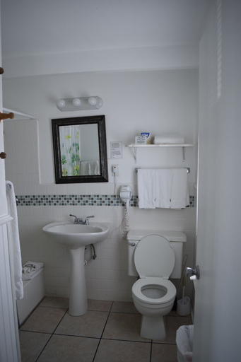 Bathroom, Wanna Wanna Inn, Cameron