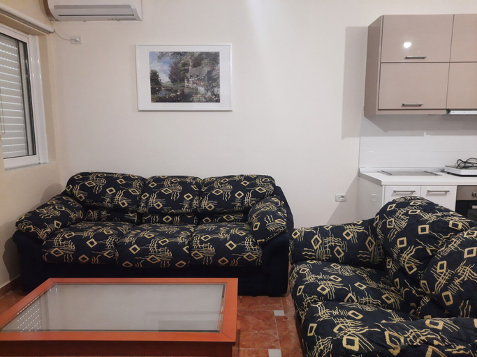 Others 5, Den Apartment, Sarandës