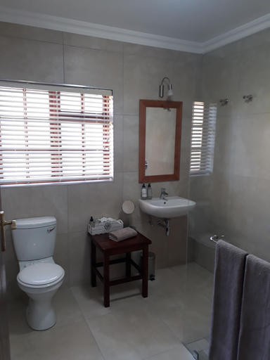 Bathroom 3, 17 on Bird Guest House, Central Karoo