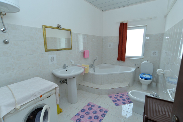 Bathroom 3, Apartment 603, Medulin