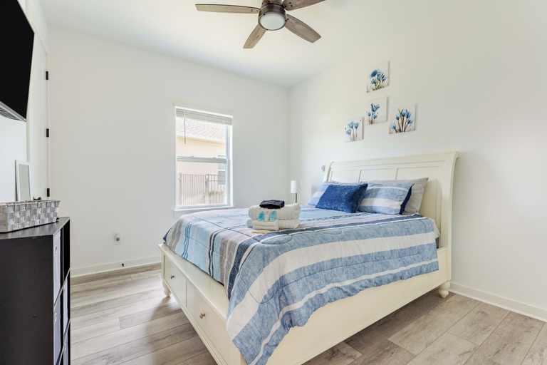 Bedroom 2, Serenity Lake, Lake