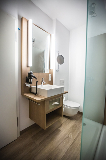 Bathroom 5, Hotel Luckys Inn GmbH, Hamburg