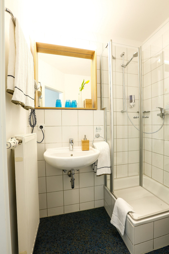Bathroom 5, Hotel Am Peterstor, Regensburg