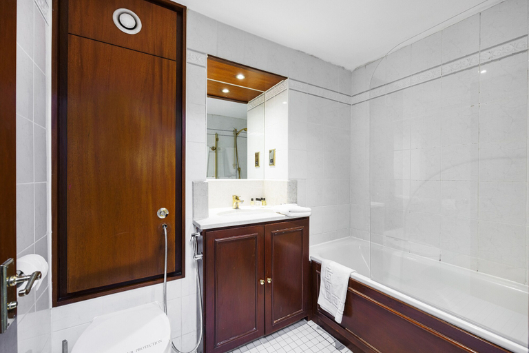Bathroom 3, Carlton Court - Mayfair, London
