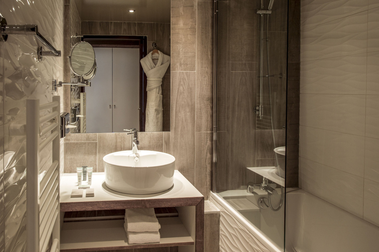 Bathroom 5, Le Pic Blanc, Isère