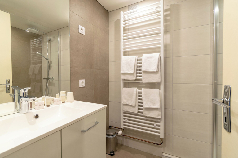 Bathroom 3, Hôtel de la Poste, Doubs