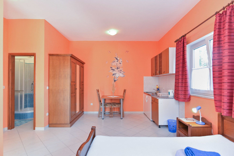 Others 5, Apartment 72, Pula