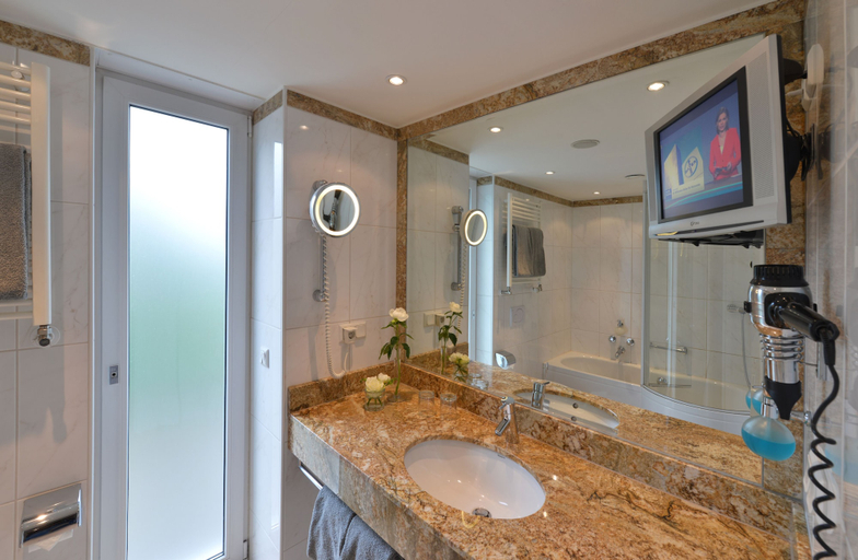 Bathroom 5, Parkhotel Oberhausen, Oberhausen