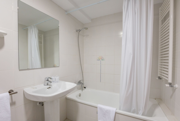Bathroom 5, Pierre & Vacances Benidorm Levante (Adults recommended), Alicante