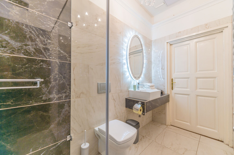 Bathroom 3, Music Academy Bedroom Suite Café Vian Apartman Kft, Budapesti